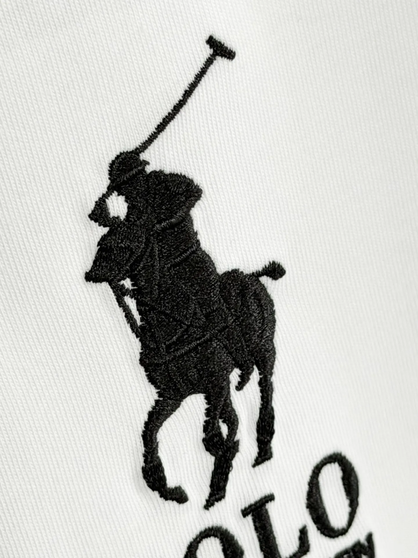 P160 [High Quality]Ralph Lauren*Ralph Lauren embroidery micro-label simple‼ ️Short-sleeved T-shirt 💗Ralph Lauren classic short-sleeved T-shirt, custom-made 280g pure cotton fabric, soft and breathable, classic horseback golf🏌️ embroidery on the chest, logo + logo embroidery on the back, simple and recognizable. Round neck design, neat tailoring, customized 280g pure cotton fabric, soft and smooth to the touch, great breathability, super comfortable to wear in summer! The same loose version for men and women, OK to wear alone or layered, versatile ~ 𝐂𝐎𝐋𝐎𝐔𝐑: black white 𝐒𝐈𝐙𝐄: S-xL Size chart: S: Shoulder width 51 - Bust 55 - Clothing length 70 M: Shoulder width 53 - Bust 57 - Clothing length 72 L: Shoulder width 55 - Bust 59 - Clothing length 74 XL: Shoulder width 57 - Bust 61 - Clothing length 76